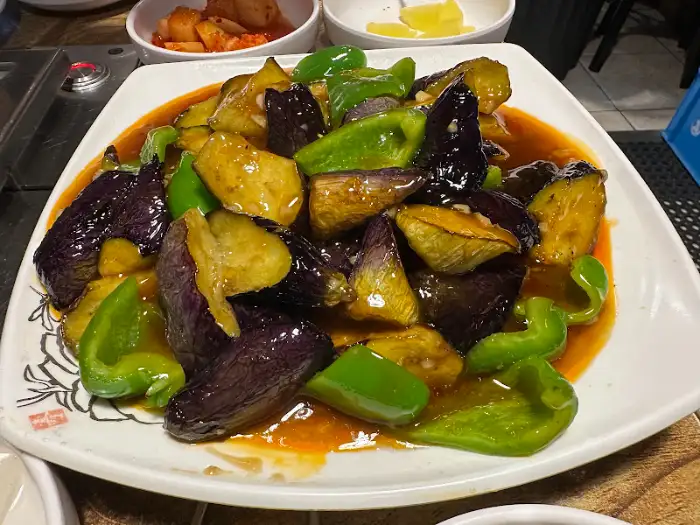 매콤한 소스와 함께 버무려진 가지 볶음