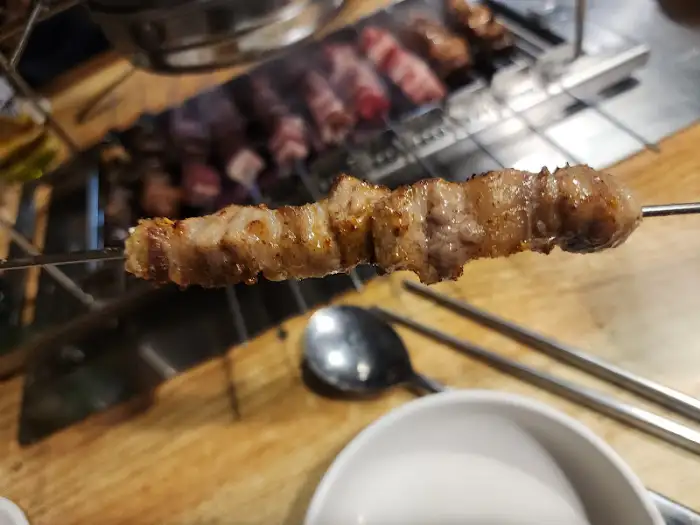 꼬치에서 분리한 양갈비살 구이