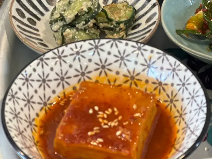 오이무침으로 보이는 반찬