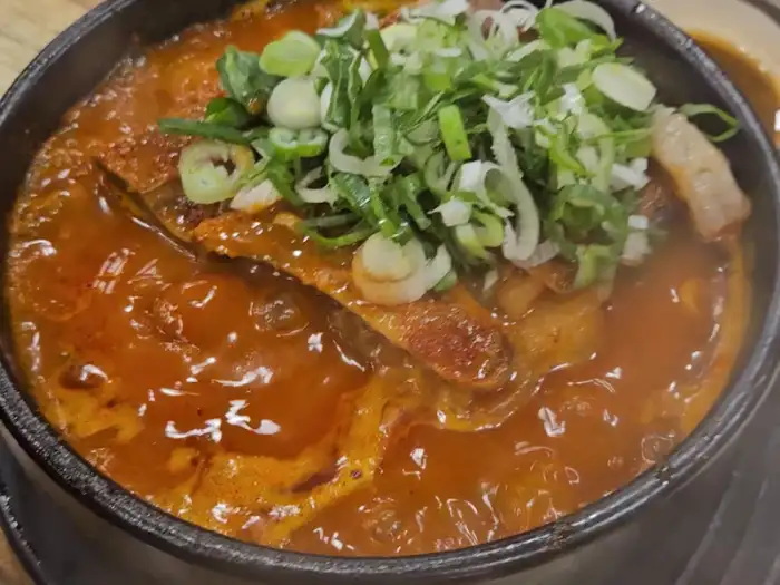 해장국에 밥을 말아 먹는 모습