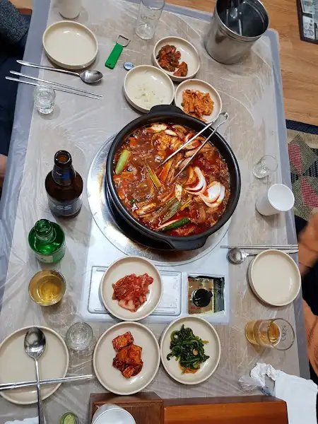 된장찌개와 밑반찬 상차림