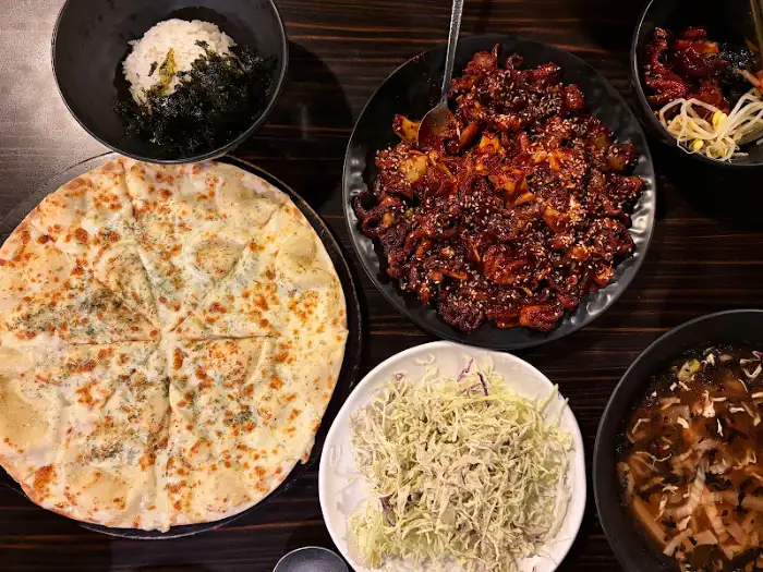 식탁 위에 차려진 다양한 음식들
