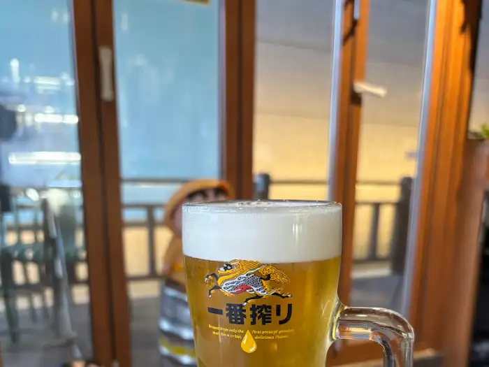시원한 생맥주가 가득 담긴 잔