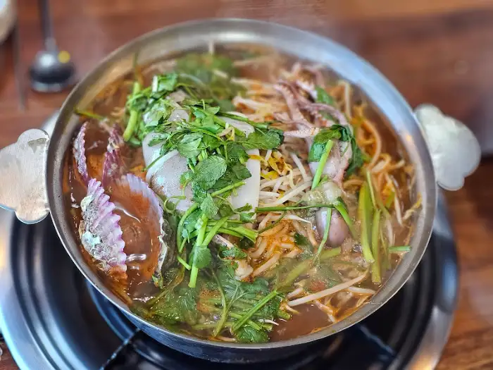 팔팔 끓는 해물칼국수 냄비
