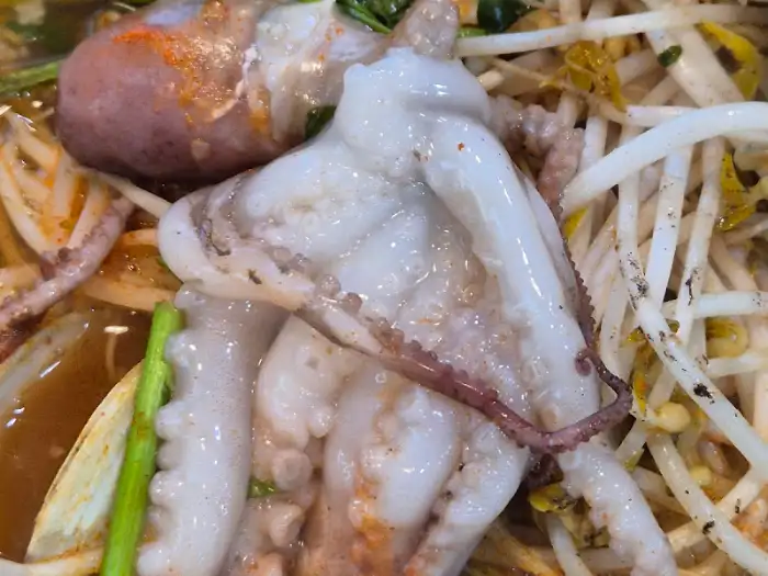 낙지 한 마리가 통째로 들어간 해물칼국수