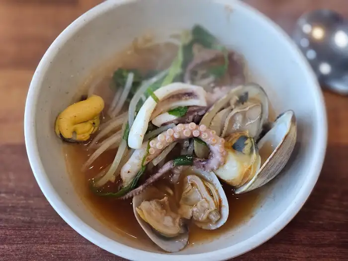 한 그릇에 담긴 해물과 칼국수