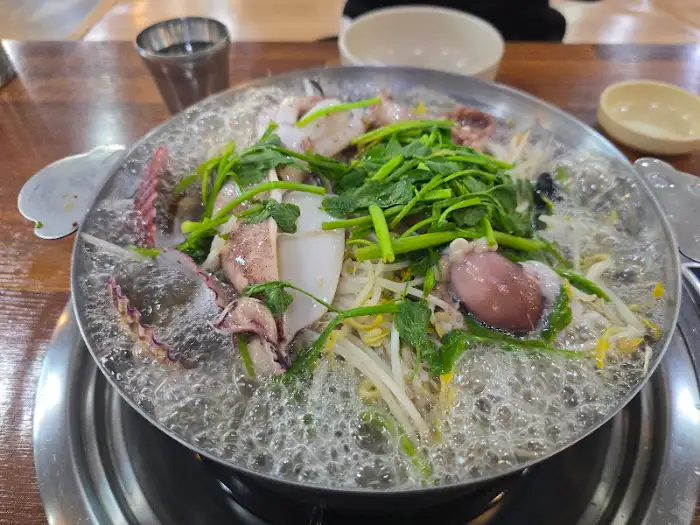 끓고 있는 해물칼국수 윗부분