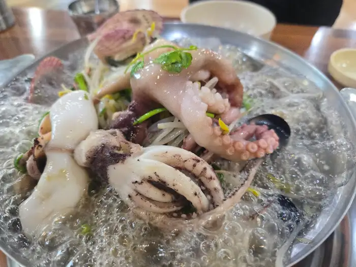 숙주와 해물이 어우러진 칼국수