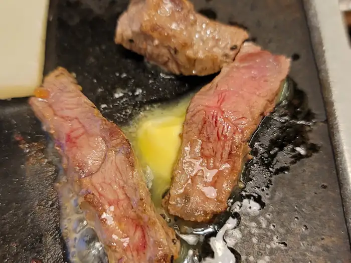 화로 위에서 구워지는 규카츠