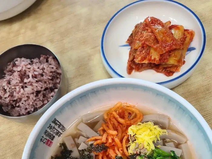 갓 지은 듯한 보랏빛 밥