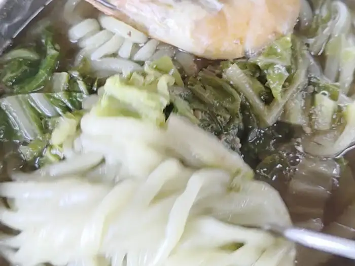 칼국수 면과 채소