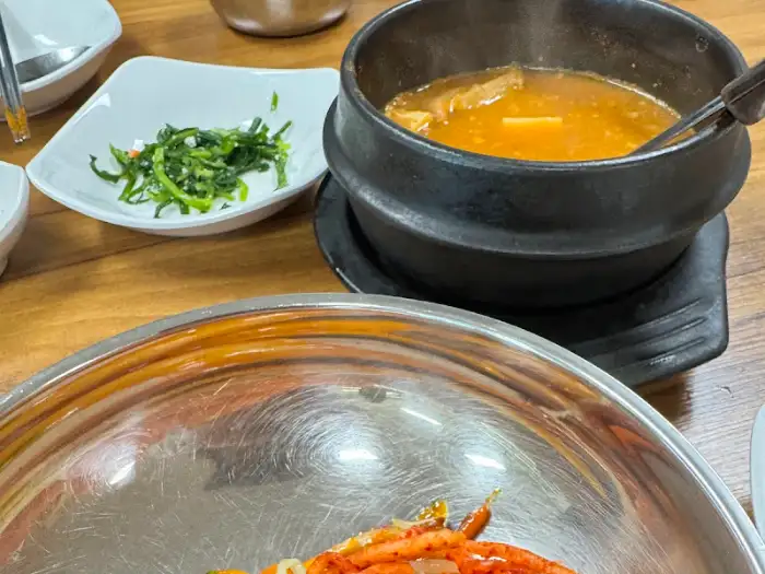 따뜻한 국물이 담긴 뚝배기