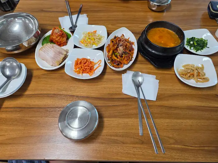 여러 가지 밑반찬과 메인 요리