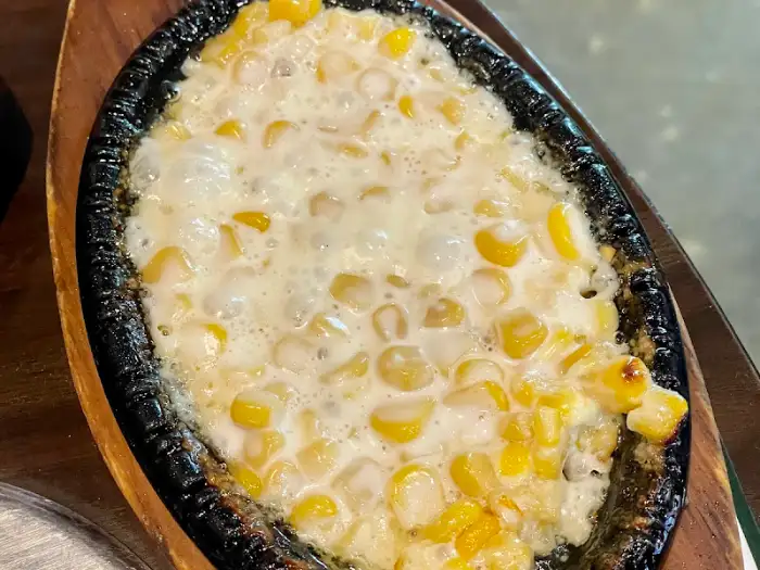 따뜻하게 끓고 있는 치즈 콘치즈