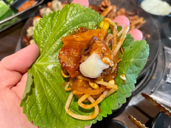 깻잎 위에 쭈꾸미와 치즈, 날치알을 올린 모습