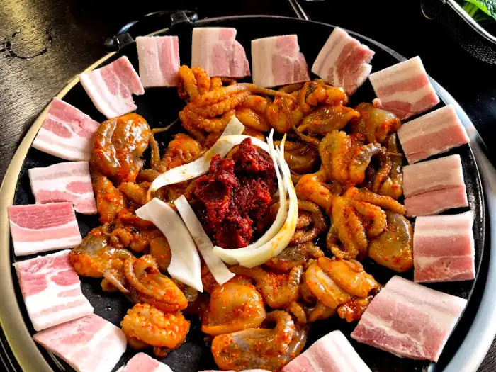 쭈꾸미와 삼겹살이 함께 올려진 철판