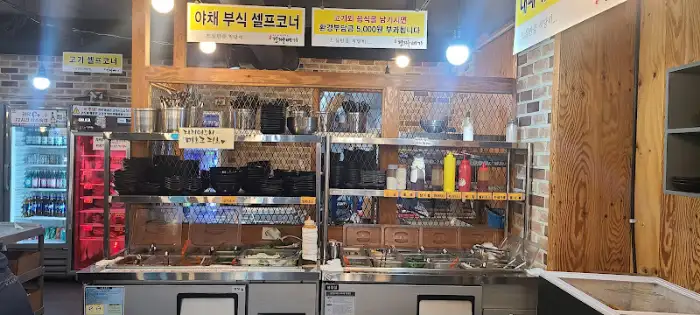 셀프바의 다양한 반찬과 식재료