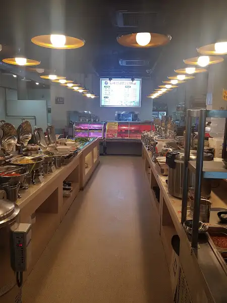 식당 내부의 조명과 테이블 배치