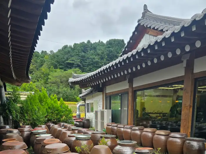 처마 밑으로 보이는 식당 건물과 주변 풍경