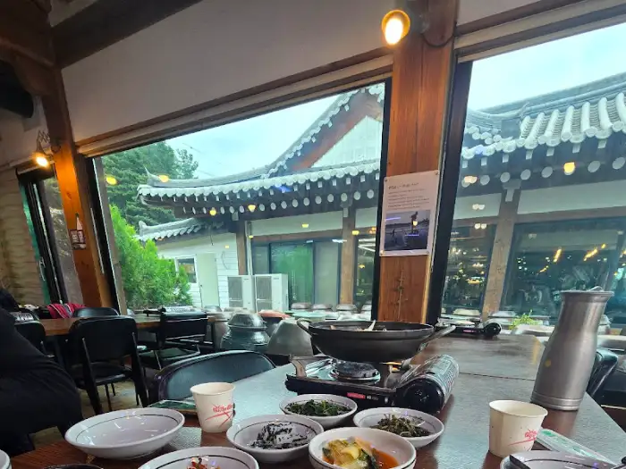 테이블 위, 식사가 준비된 모습