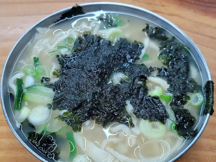 칼국수 국물 클로즈업
