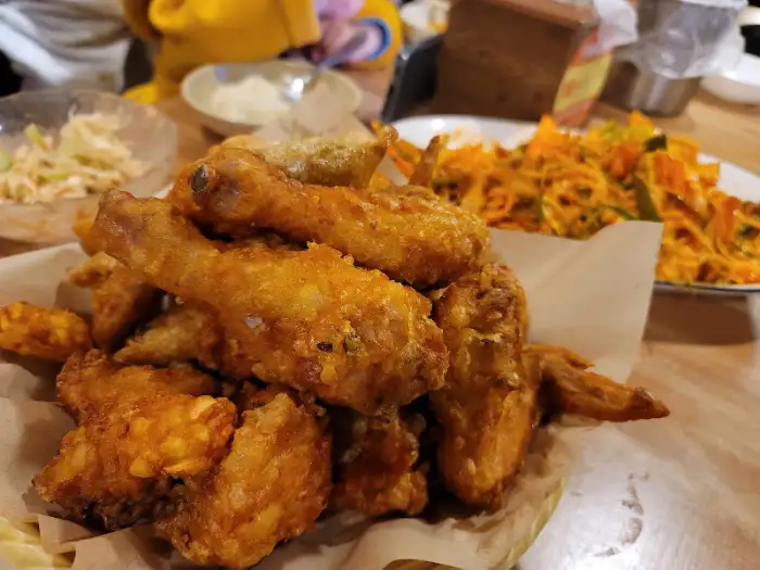 다양한 안주가 차려진 테이블