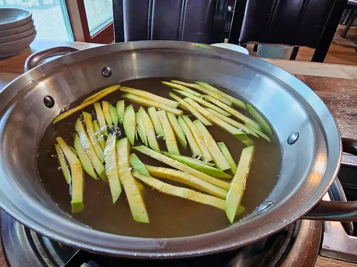 하늘다래 만두전골 조리 중