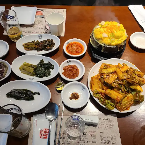 다양한 밑반찬이 차려진 테이블