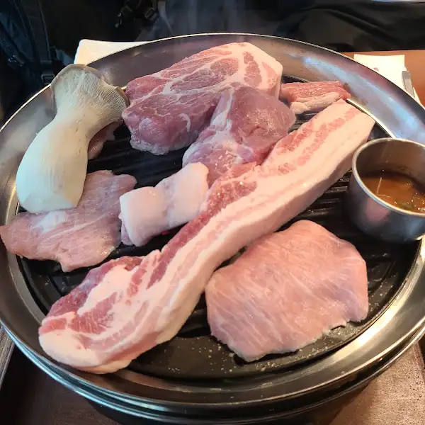 숯불 위에 올려진 신선한 생고기