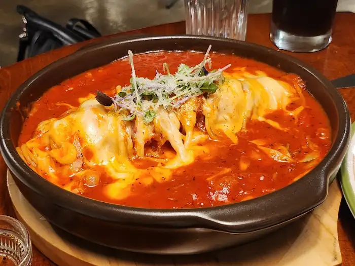 치즈가 듬뿍 올라간 매콤한 파스타