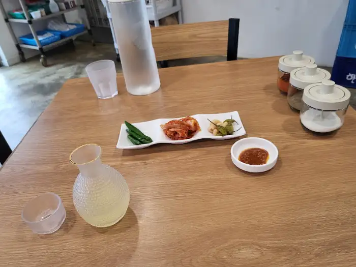 테이블에 차려진 반찬과 곁들임 메뉴