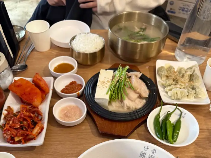 메인 요리와 곁들임 메뉴가 함께 나온 모습