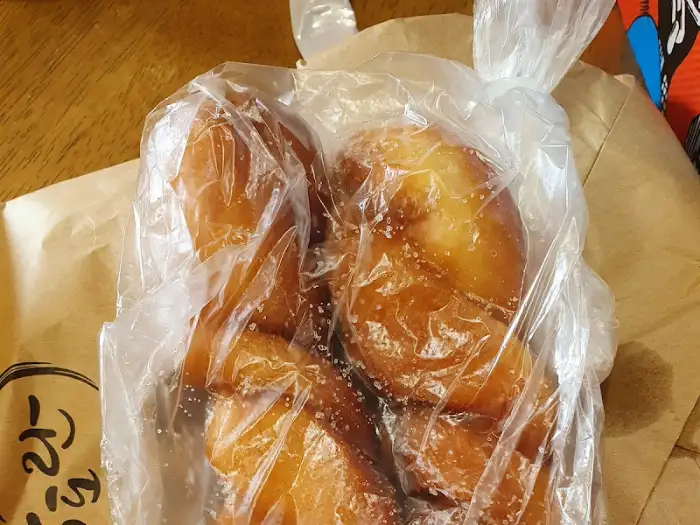 설탕이 뿌려진 꽈배기 두 개