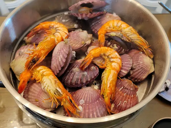 찜통에 가득한 싱싱한 새우와 조개
