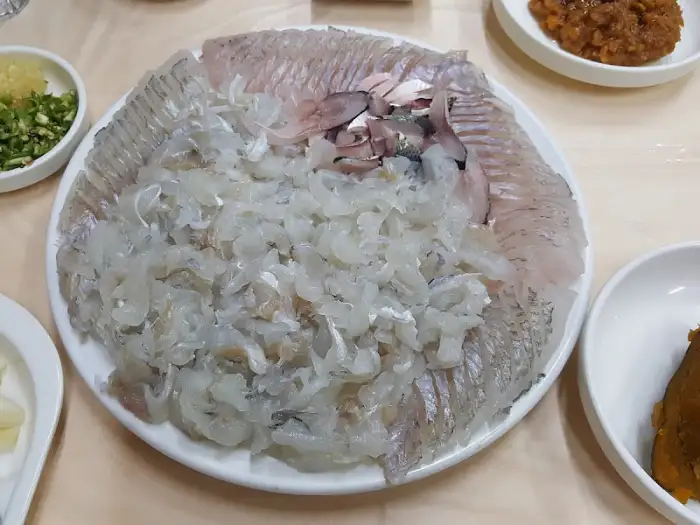 푸짐한 모듬회 한 접시