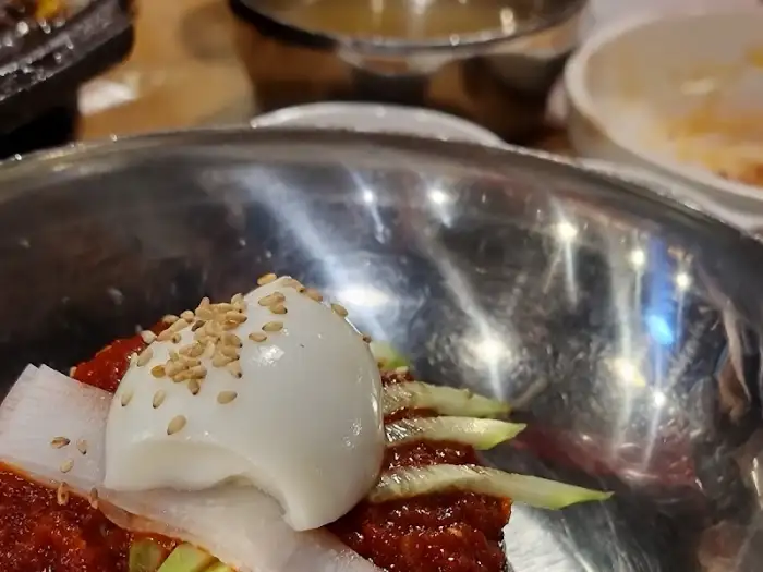 고기 육수와 함께 나온 비빔냉면