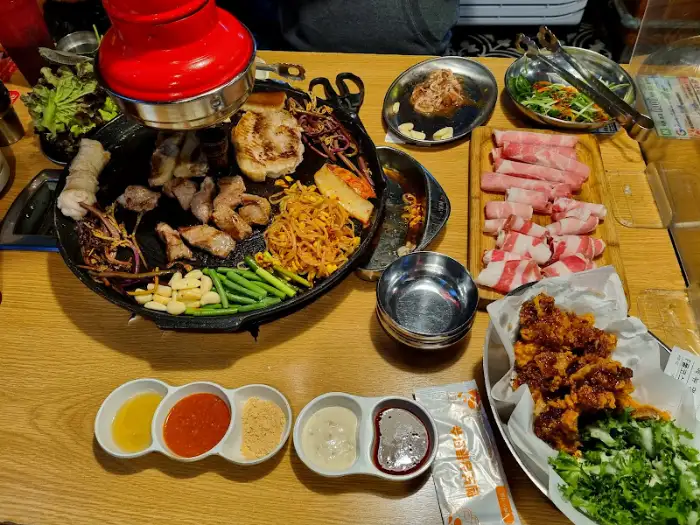 테이블에 차려진 다양한 메뉴와 소스