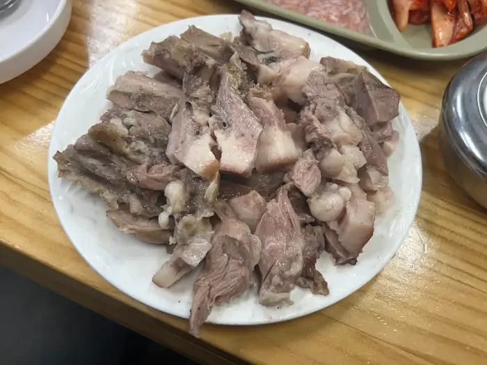 머릿고기가 푸짐하게 담긴 접시