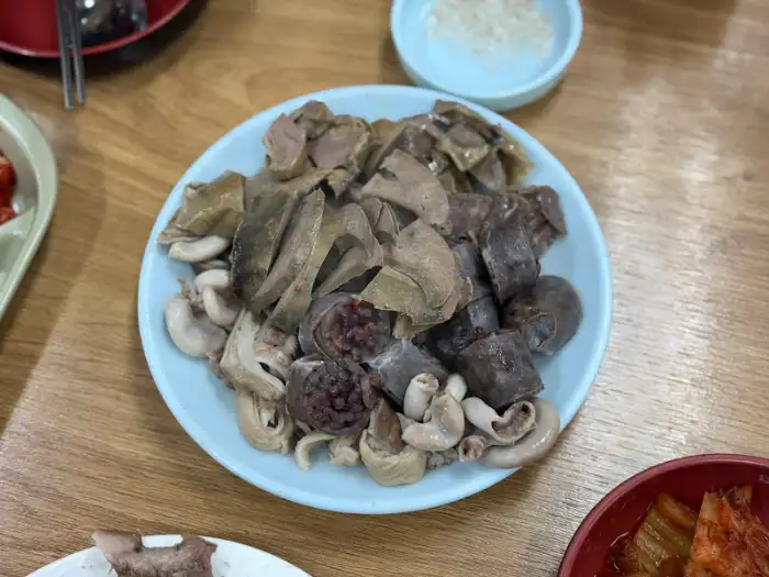 다양한 내장 부위가 담긴 접시