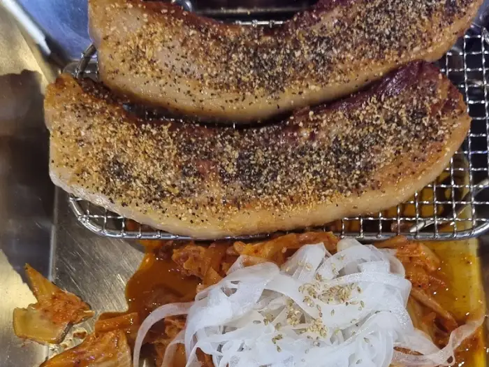 노릇하게 구워진 두툼한 삼겹살
