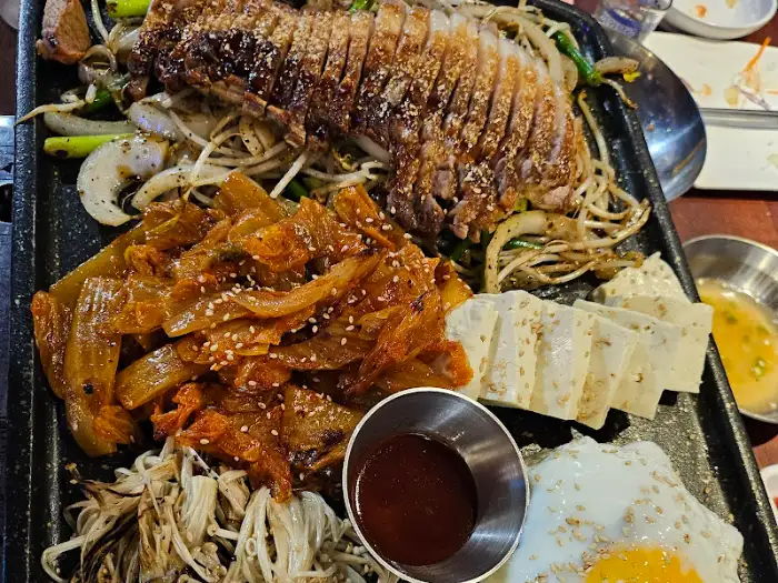 다양한 쌈 채소와 푸짐한 고기 요리