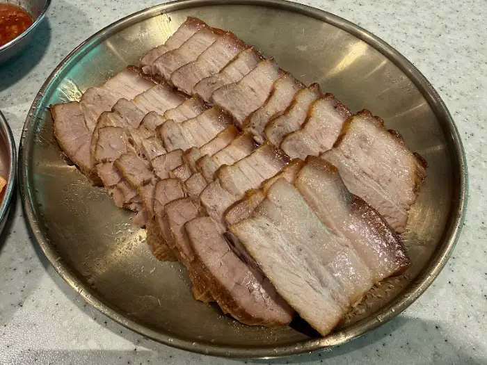 잘 삶아진 수육 한 접시