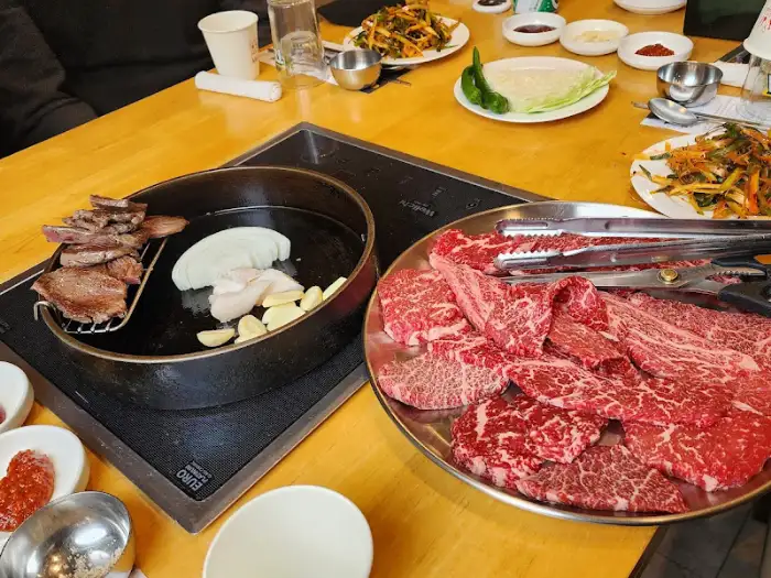 신선한 등심과 곁들임 재료