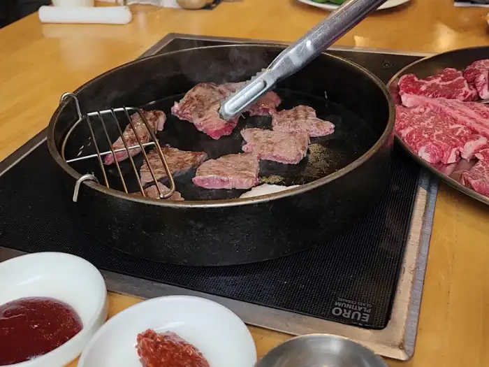 무쇠판 위에서 익어가는 소고기