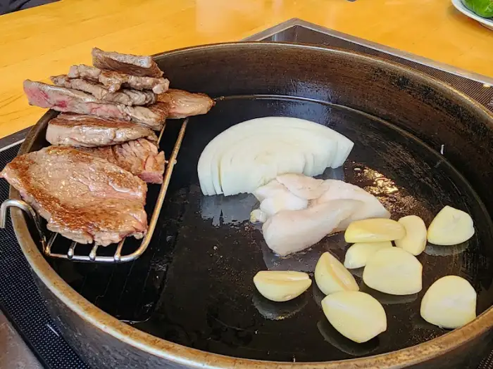 잘 익은 등심과 볶은 양파, 마늘