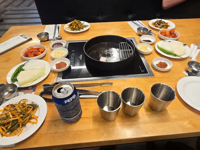 테이블 세팅과 곁들임 찬