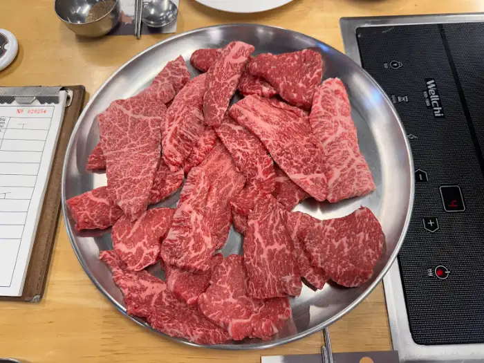 신선한 등심이 가득 담긴 접시