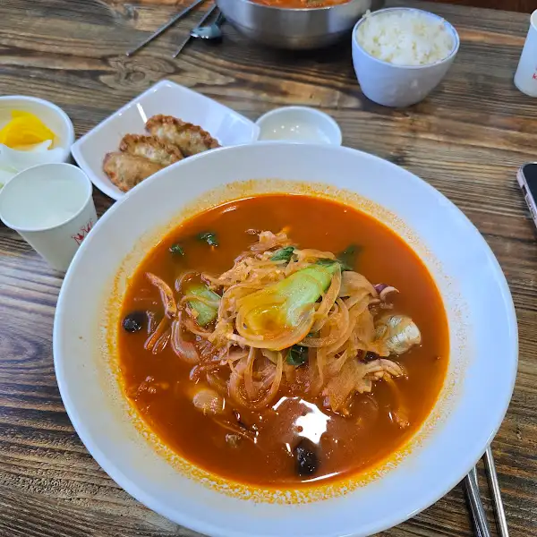 계란 후라이가 올라간 중화 비빔밥