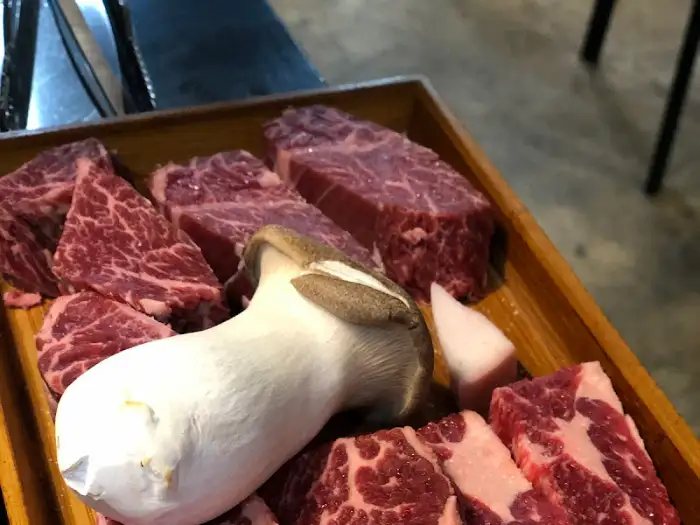 나무 접시에 담긴 신선한 생고기와 통째로 준비된 송이버섯