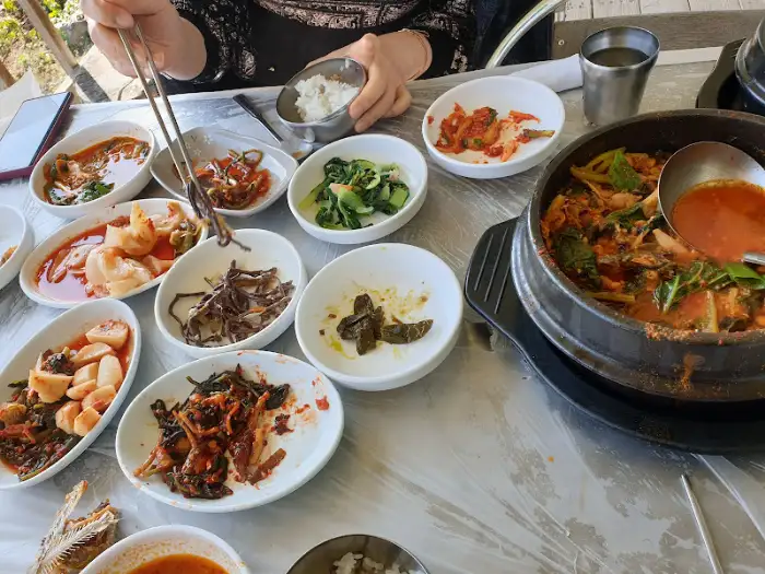다양한 반찬과 붕어찜
